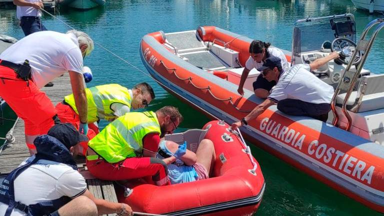 Z gumenjakom zaplul na plitvino in se poškodoval