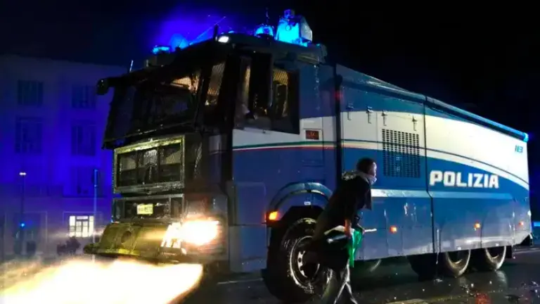 Ovadili dvanajst domnevnih povzročiteljev izgredov v Vidmu