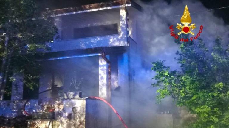 Pri Briščikih zgorela dvonadstropna hiša (video)