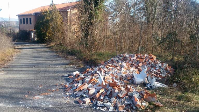 Med prazniki se je pojavil kup gradbenih odpadkov