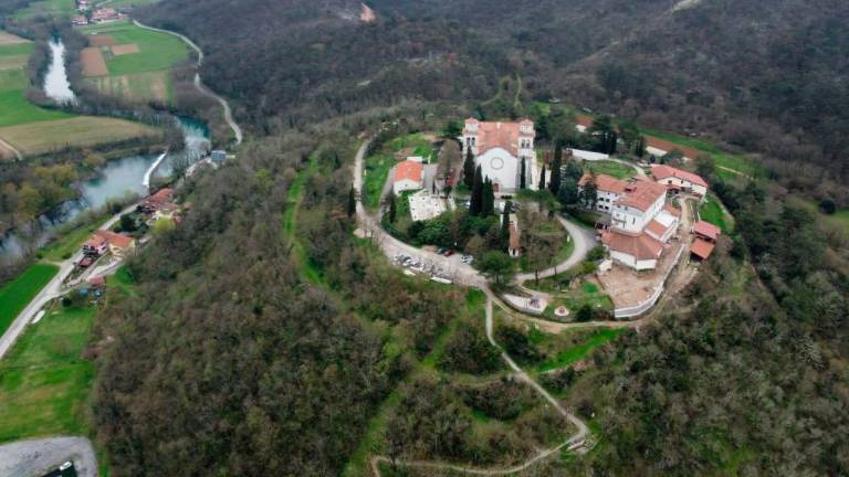 Pot med Oglejem in Sveto goro prehodilo preko 1000 pohodnikov