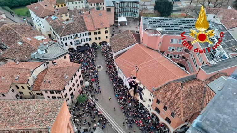 Befana se je spustila z 72-metrskega zvonika (video)