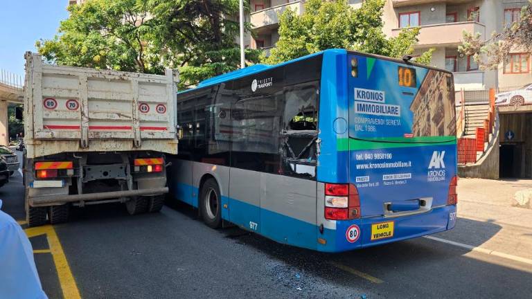 V Ulici Valmaura tovornjak trčil v avtobus