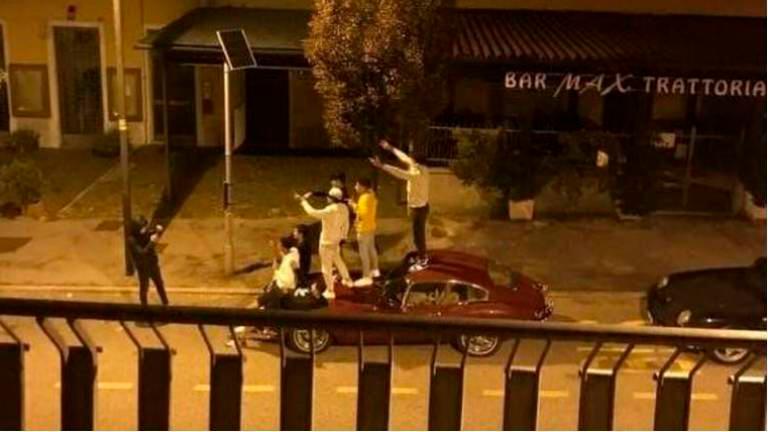 Izsledili mladoletnike, ki so skakali po avtomobilu in ga poškodovali