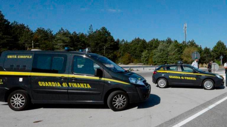 Zasegli tono tobaka in štiri tone pripomočkov za izdelavo cigaret