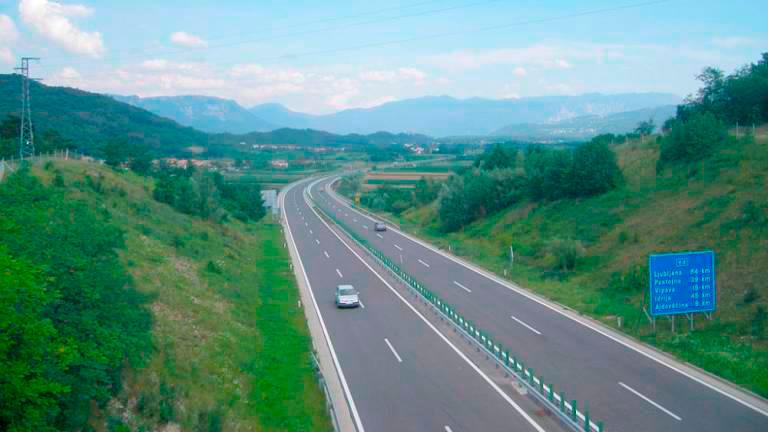 Zaradi prometne nesreča zaprta vipavska hitra cesta