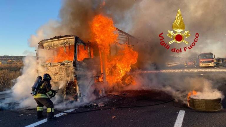 Na avtocestnem priključku zagorelo tovorno vozilo