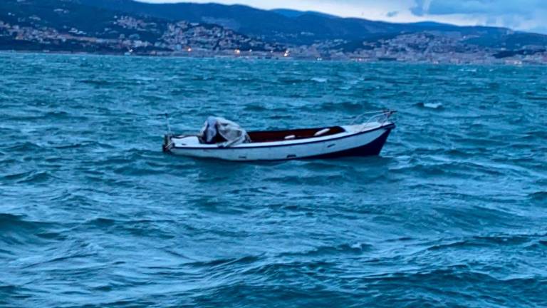 Sredi morja so ju našli hudo zmedena in podhlajena