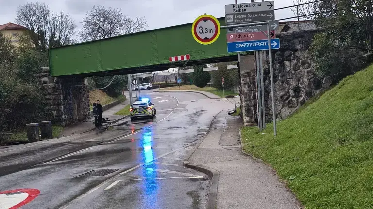 Promet po železniškem mostu v Solkanu spet stekel