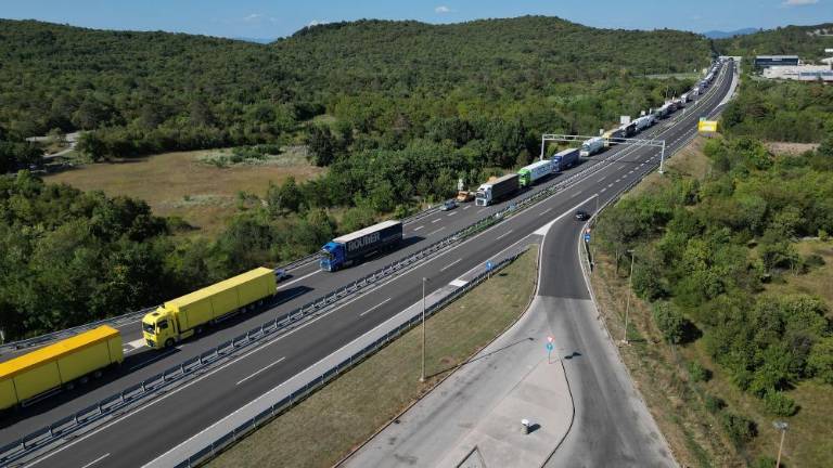 Zahtevajo ukrepanje zaradi nevzdržnih razmer na primorski avtocesti