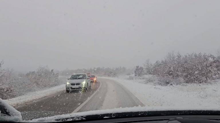 Na Hrvaškem sneg, mraz in orkanska burja