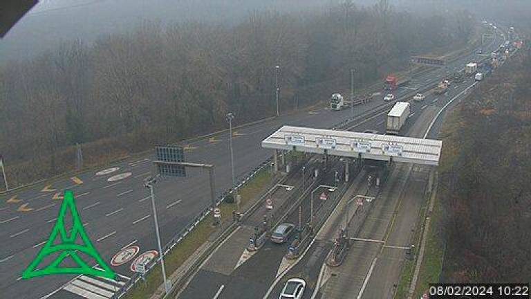 Na avtocesti A4 se je pri Moščenicah prevrnil tovornjak