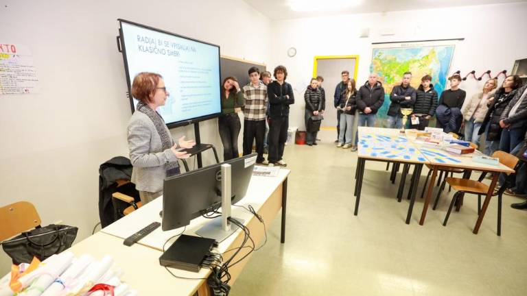 Slovenske drugostopenjske srednje šole na stežaj odprle vrata