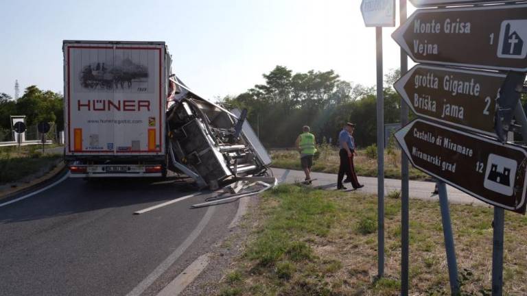 Tovornjak izgubil tovor