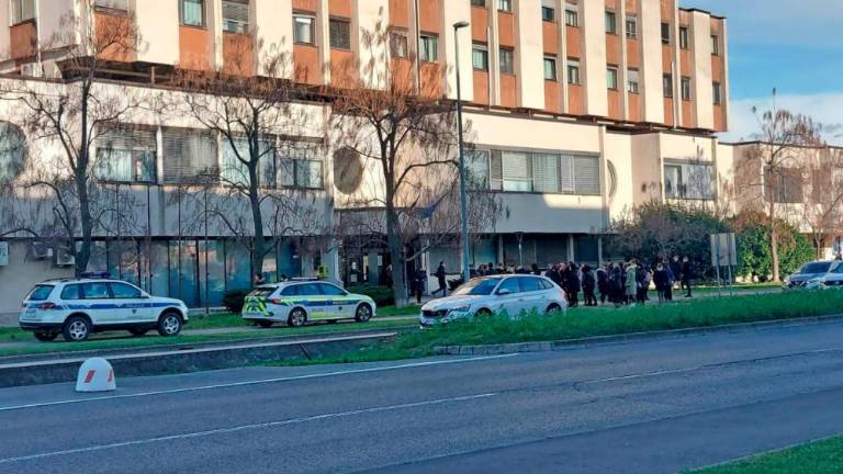 Zaradi grožnje z bombo evakuirali ljudi s koprskega sodišča
