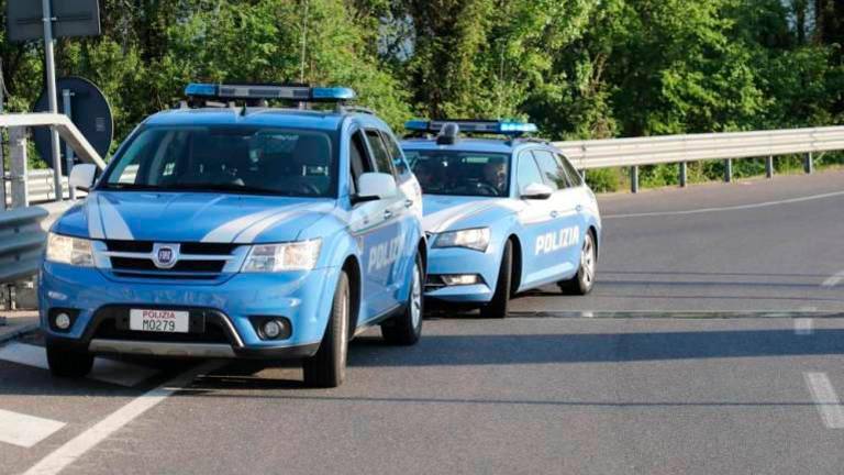 Policistom sta pokazala lažni vozniški dovoljenji