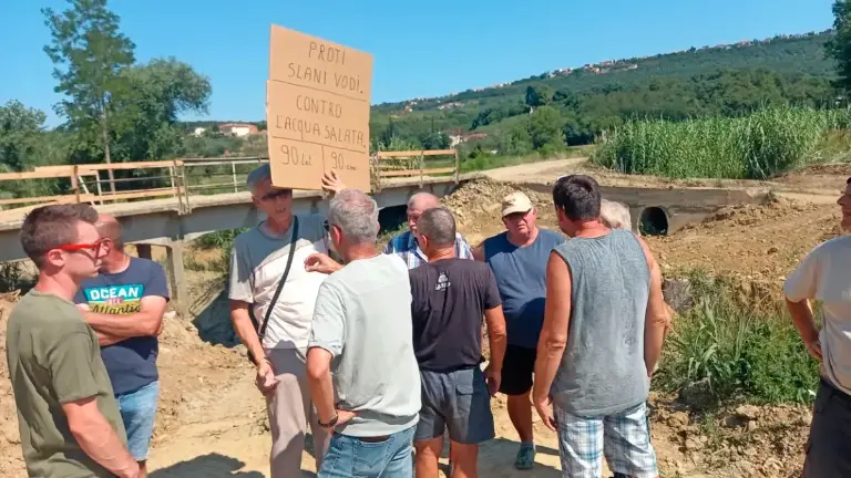 Kmetje in prebivalci Ankarana že dlje časa opozarjajo na uničujoče posledice vdora morske vode (PRIMORSKE NOVICE)