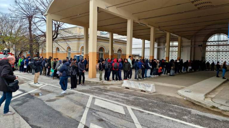 V Starem pristanišču začeli spet seliti migrante