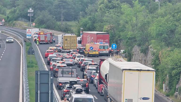 Na hitri cesti pri Fernetičih trčilo več vozil