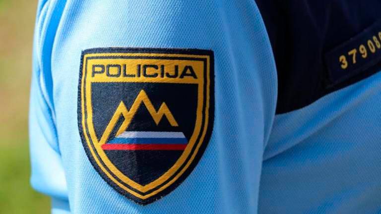 Voznik s ceste pobral za 370 evrov mesnin, ki jih je izgubila voznica kombija