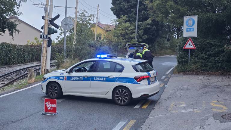 Prizorišče nesreče z lokalnimi policisti na delu