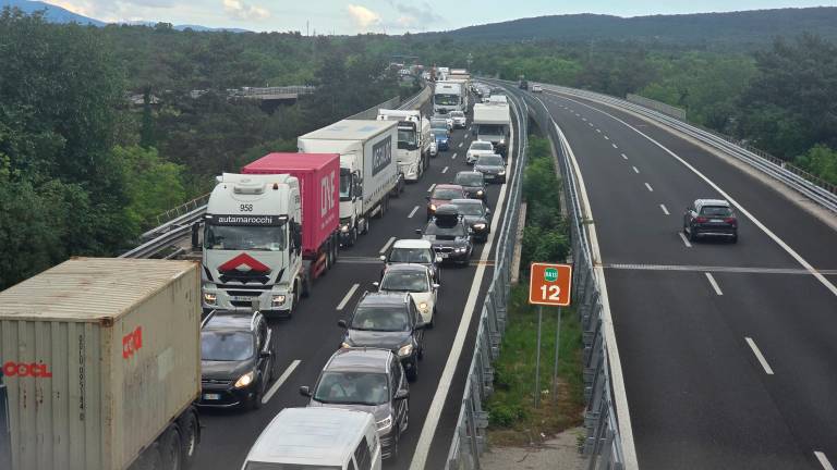 Na hitri cesti pri Fernetičih trčilo več vozil