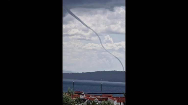 Pri Splitu opazili vodno trombo, visoko 12 kilometrov