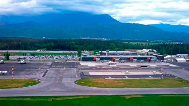 Na brniškem letališču pristali še dve letali z evakuiranimi Slovenci