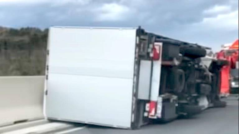 Močan veter povzroča škodo na Primorskem