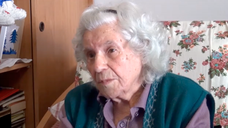 Ano Frank je stisnila k sebi in tolažila