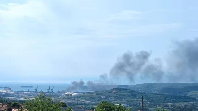 Oblak črnega dima opazili tudi v Trstu