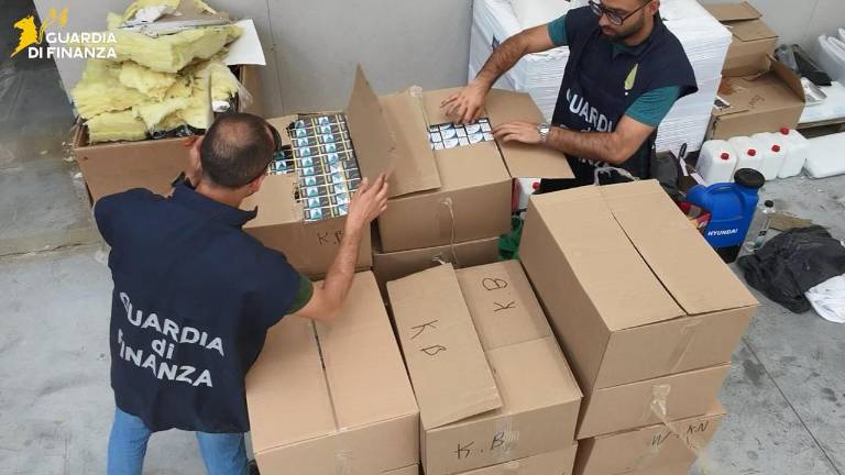 Naleteli so na ilegalno tovarno, ki je lahko proizvajala pet milijonov cigaret dnevno