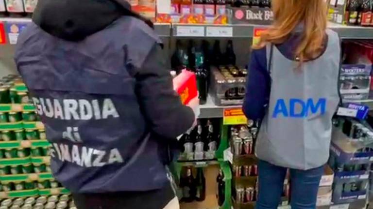 Finančni policisti in cariniki zasegli 1550 steklenic piva