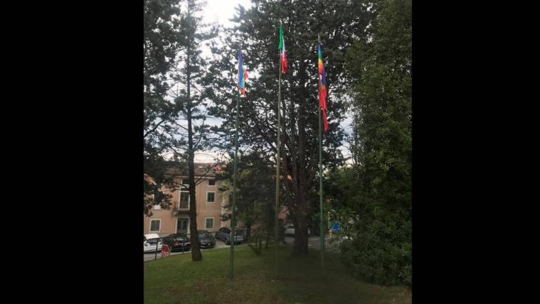 V noči na sredo ukradli partizanski zastavi v Križu in na Proseku