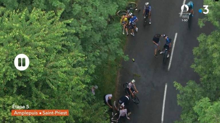 V grdem padcu znova udeležen Roglič, dirko so ustavili