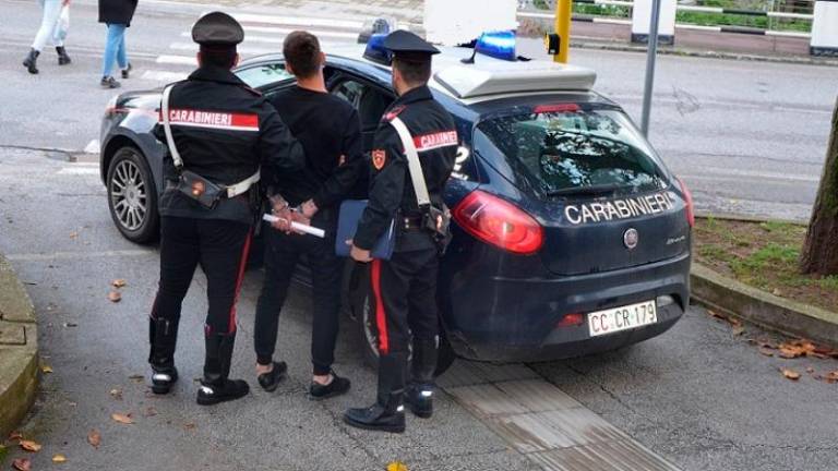 Z nožem ranil 31-letnega moškega