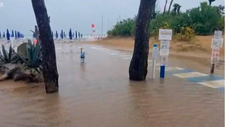 V Lignanu zaradi poplav evakuirali kamp