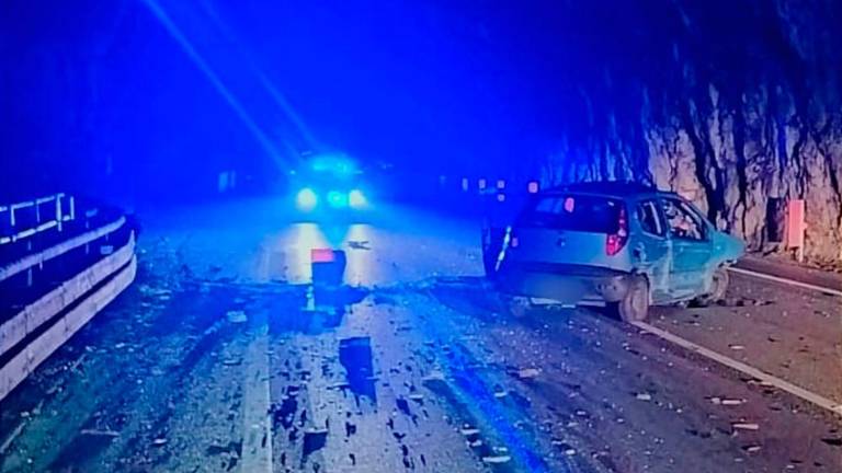 Pri naravnem predoru silovito trčil v skalo