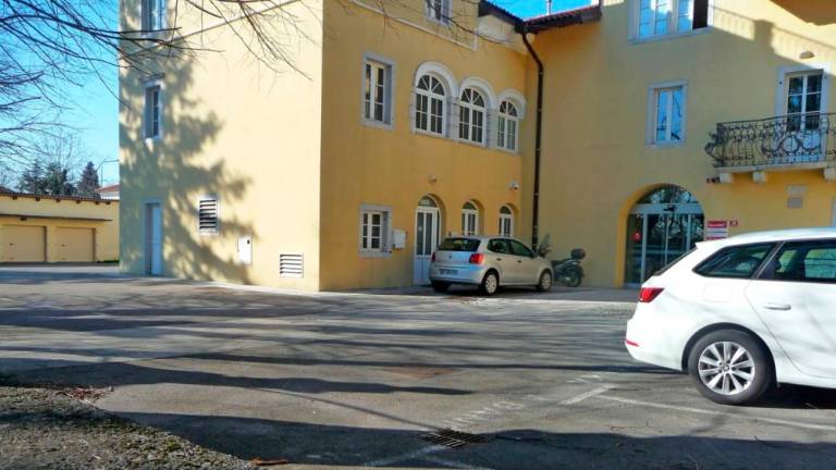Zamaskirana neznanca oropala moškega v Sežani