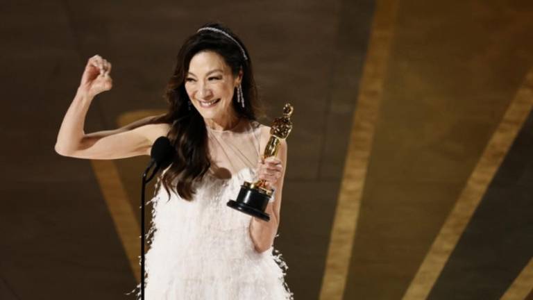 Michelle Yeoh je za vlogo lastnice pralnice v filmu Vse povsod naenkrat leta 2023 kot prva azijska igralka prejela oskarja za glavno vlogo (ANSA)