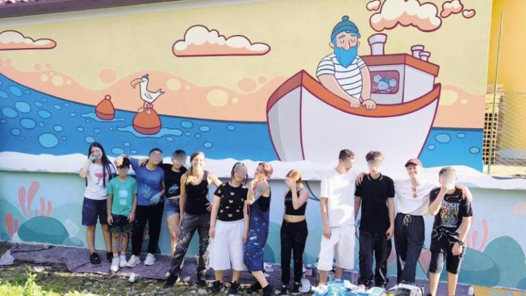 Stezo Cottur krasi mural, ki so ga izdelali mladi