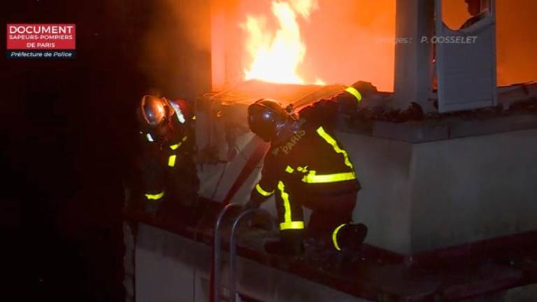 Silovit požar v Parizu (foto)