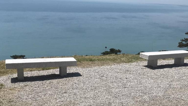 Jusarji so Frnače opremili s klopmi