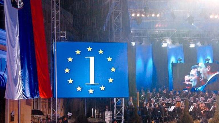 Predsednik Evropske komisije Romano Prodi in predsednik vlade Republike Slovenije Anton Rop sta pred dvajsetimi leti odštevala sekunde do vstopa Slovenije v Evropsko unijo (RTV SLO)