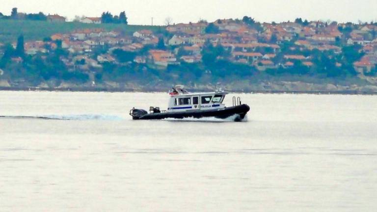 Hrvaški ribič in policijski čoln v slovenskem morju