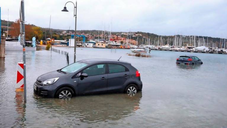 Morje je v Izoli in Piranu poplavljalo za več kot pol metra