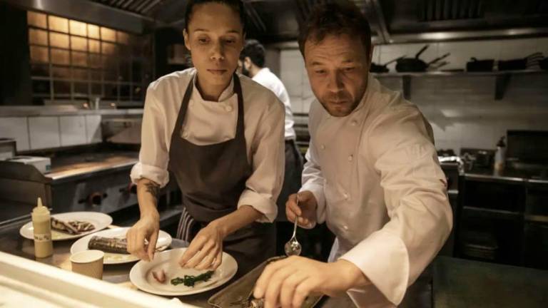 Triler med krožniki in meniji