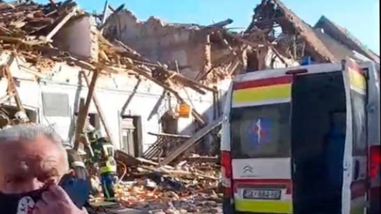 V potresu vse več mrtvih in vsaj 20 poškodovanih, več stavb je porušenih