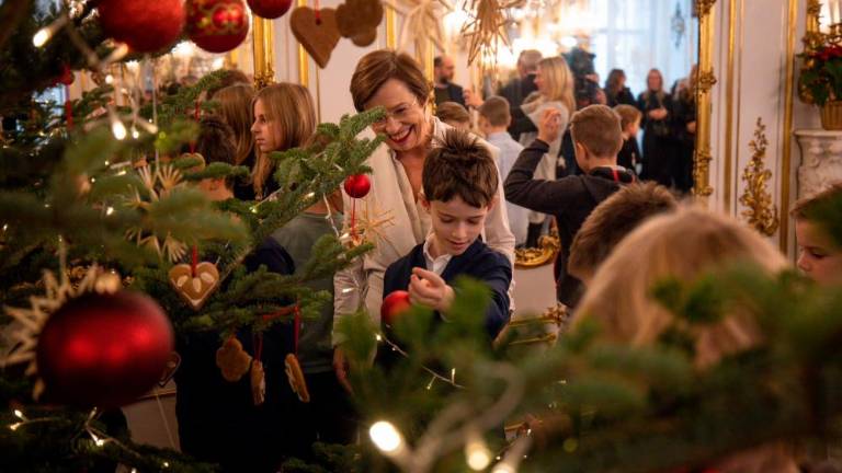 Učenci iz Šmihela okrasili predsednikovo božično drevo in zapeli v več jezikih