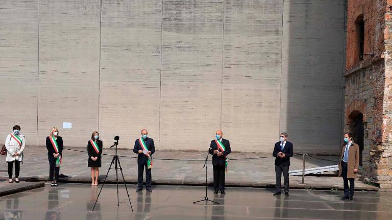 Spoštljiv poklon padlim ob 25. aprilu